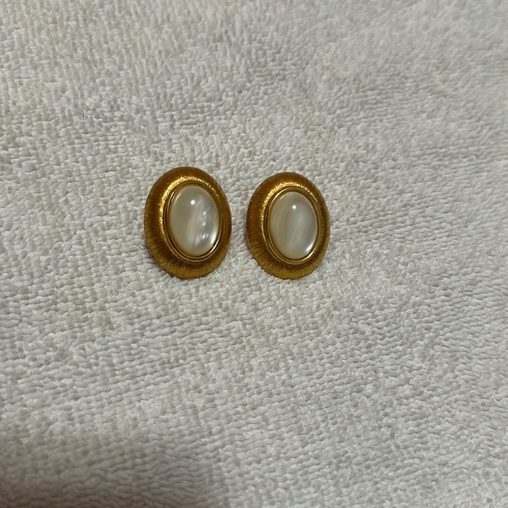 Monet Clío On Earrings - Picture 2 of 4
